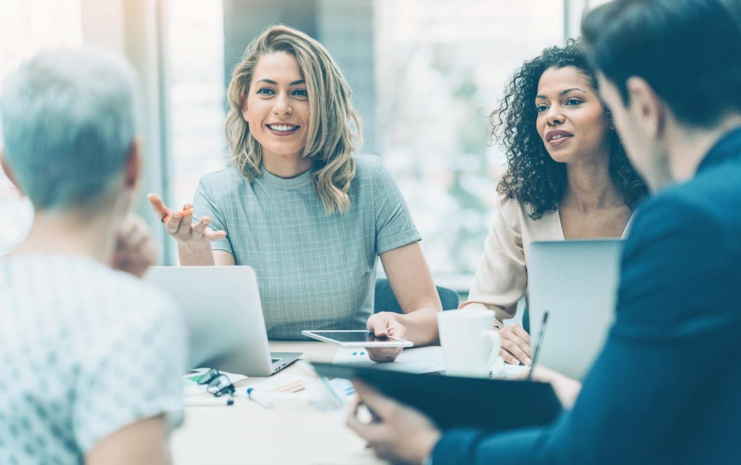 Membre de l'équipe travaillant sur des stratégies SEO