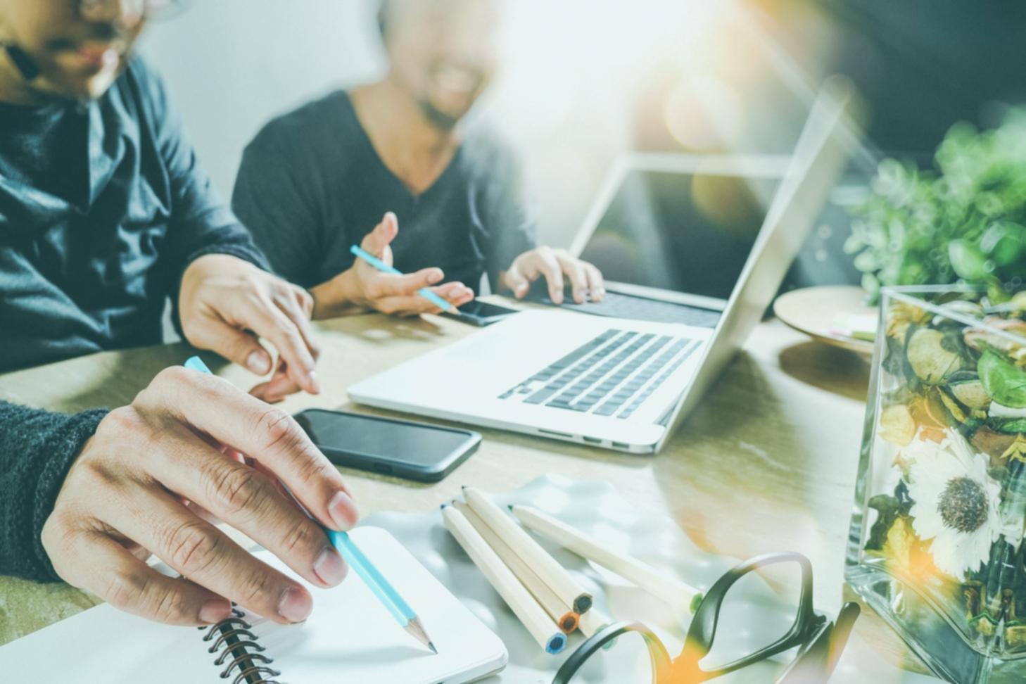 Espace de travail professionnel avec outils SEO